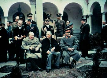 На конференции 1945 года в Ялте Черчилль, Рузвельт и Сталин чувствуют себя победителями