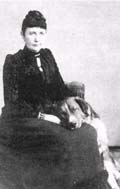 Мать Ханна Густава Амундсен: она обладала энергичным характером и даже сопровождала мужа в плаваниях. Их первый ребёнок родился в Китае в 1860 году